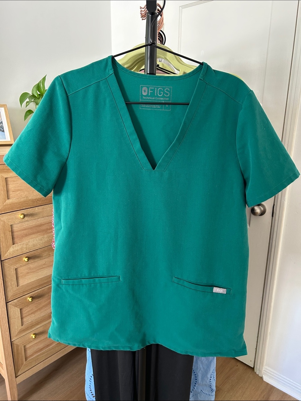 Figs Casma Three-Pocket Scrub Top. Size small. PO #1264